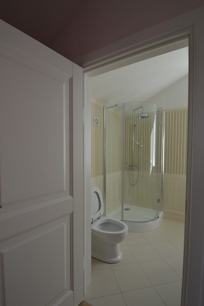 Загородный дом - расположение кухни и душевой. Реализованный проект.