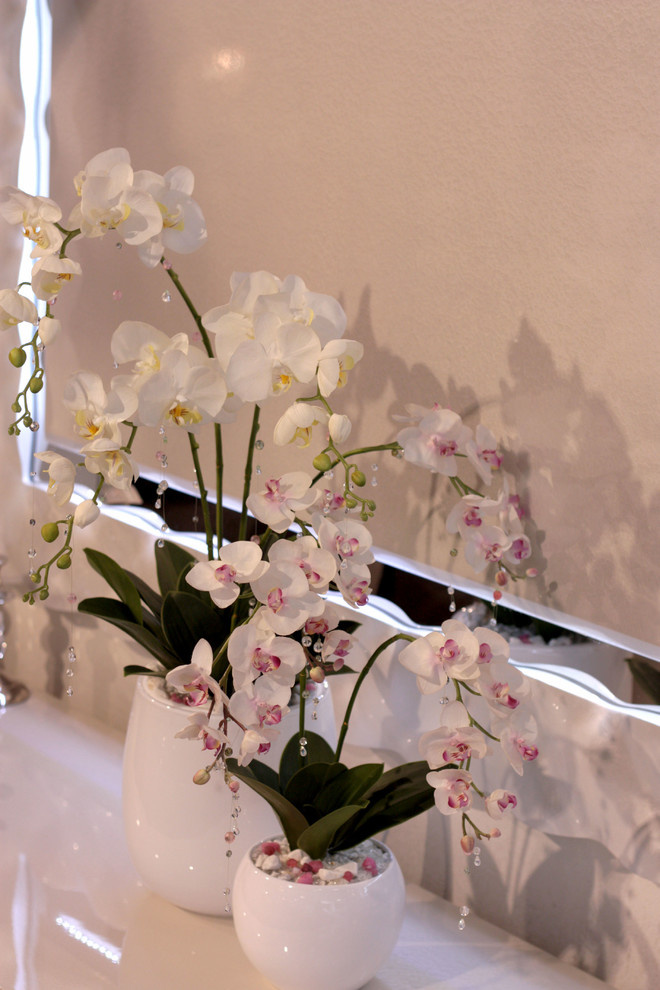 Аранжировка с белыми орхидеями