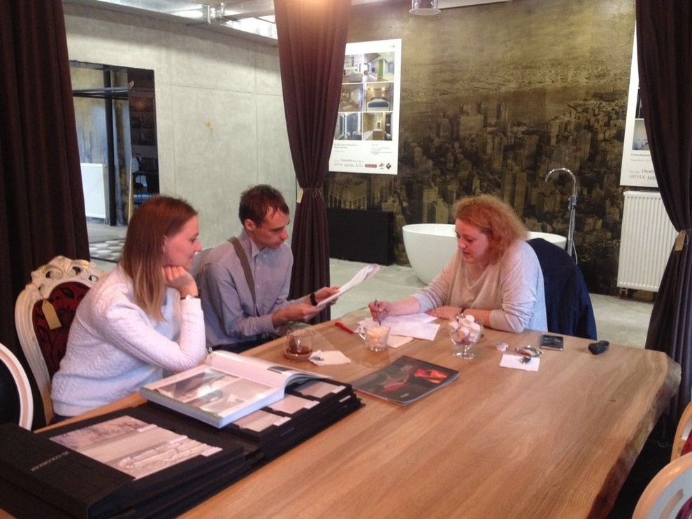 Настя Белова, работает с заказчиком в нашем пространстве./Nastya Belova, working