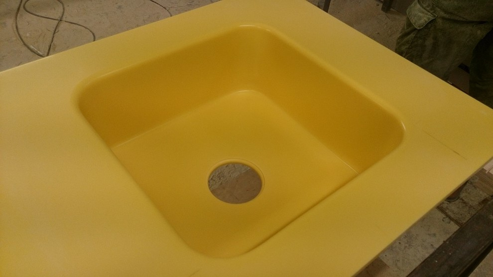 П-образная столешница с барной стойкой из белого и желтого акрилового камня