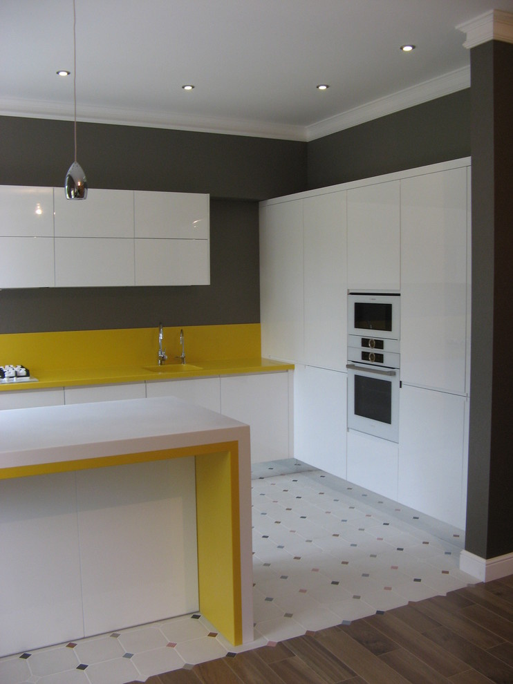 П-образная столешница с барной стойкой из белого и желтого акрилового камня