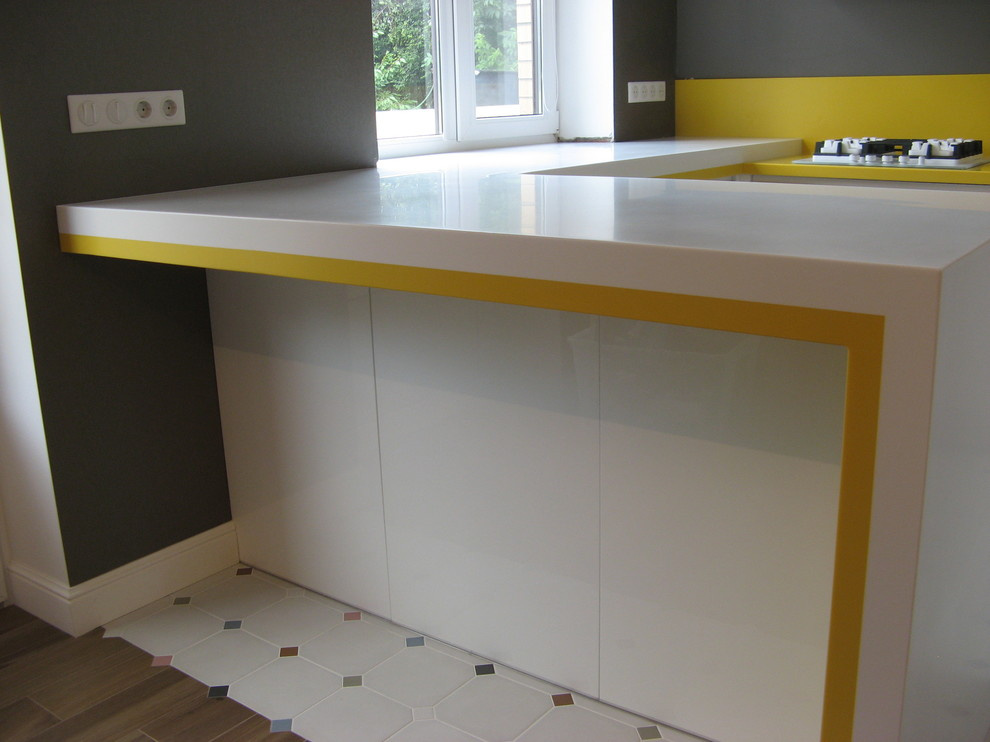 П-образная столешница с барной стойкой из белого и желтого акрилового камня