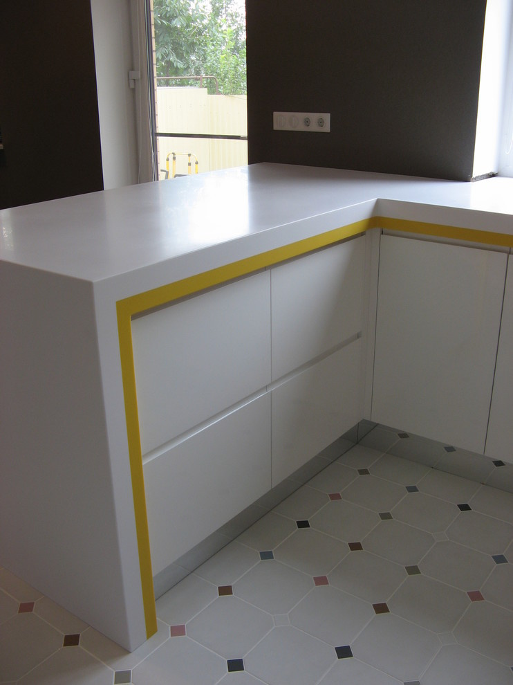 П-образная столешница с барной стойкой из белого и желтого акрилового камня