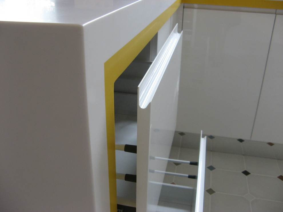 П-образная столешница с барной стойкой из белого и желтого акрилового камня