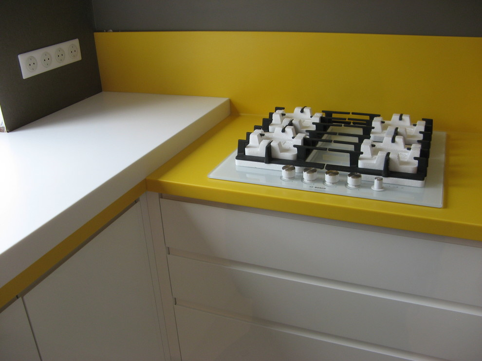 П-образная столешница с барной стойкой из белого и желтого акрилового камня