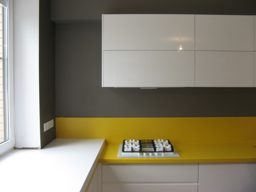 П-образная столешница с барной стойкой из белого и желтого акрилового камня