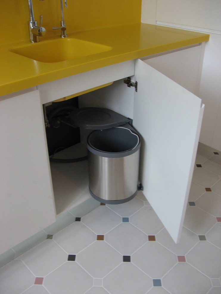 П-образная столешница с барной стойкой из белого и желтого акрилового камня