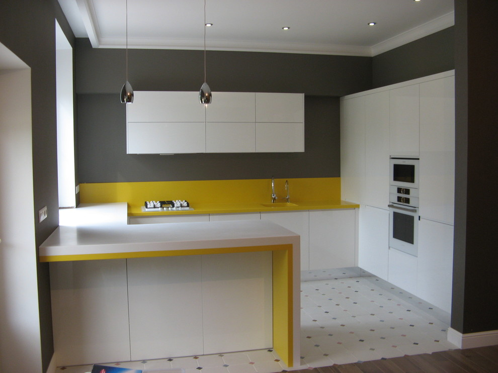 П-образная столешница с барной стойкой из белого и желтого акрилового камня