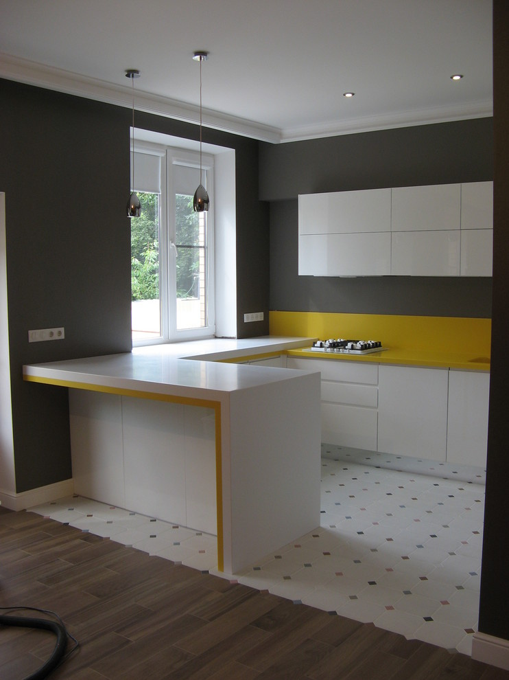 П-образная столешница с барной стойкой из белого и желтого акрилового камня