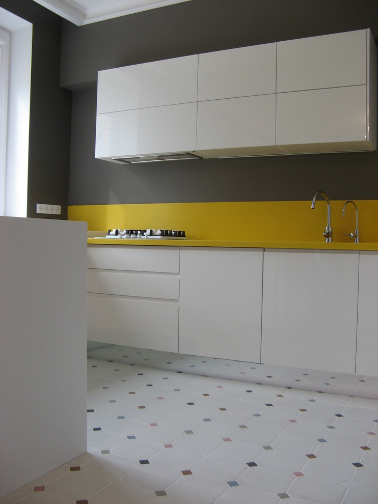 П-образная столешница с барной стойкой из белого и желтого акрилового камня