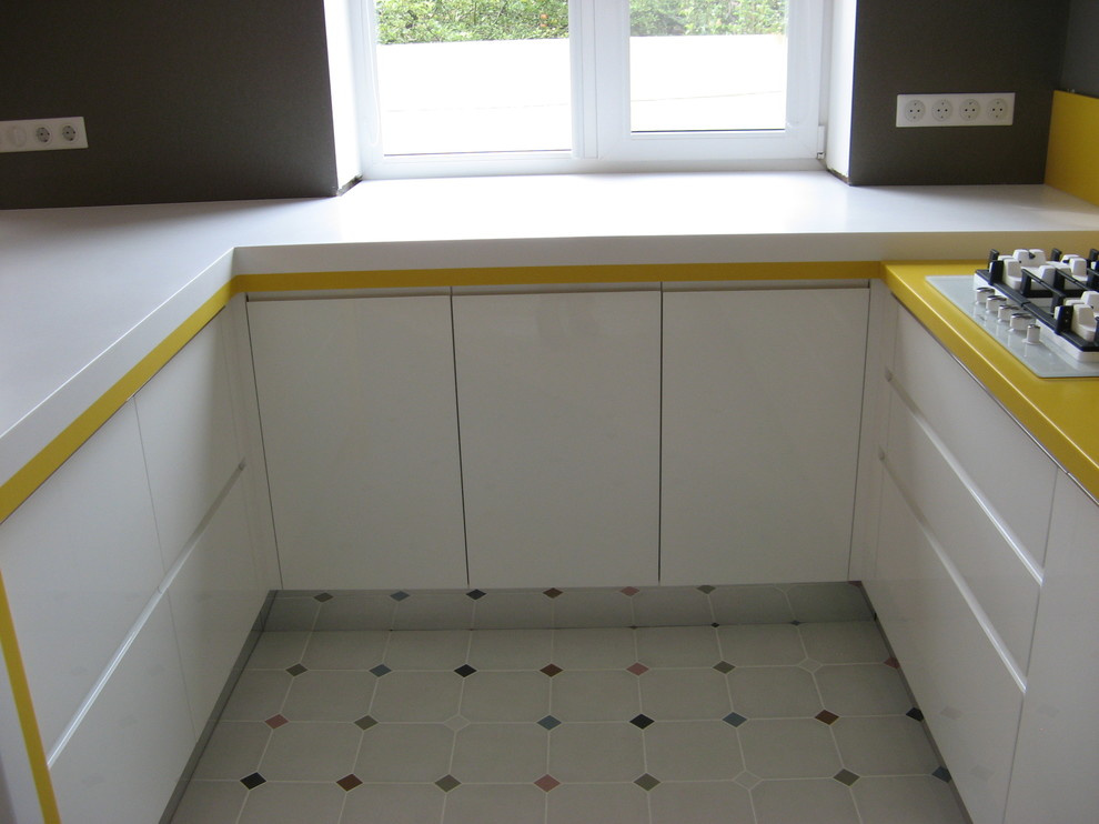 Обложка проекта: П-образная столешница с барной стойкой из белого и желтого акрилового камня