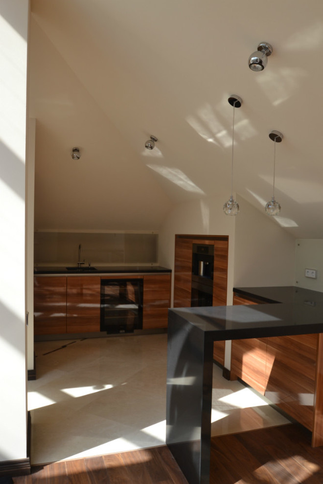 Загородный дом - мансарда, расположение кухни и душевой. Реализованный проект.