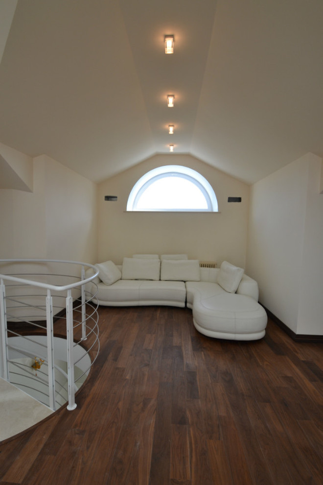 Загородный дом - мансарда, расположение кухни и душевой. Реализованный проект.