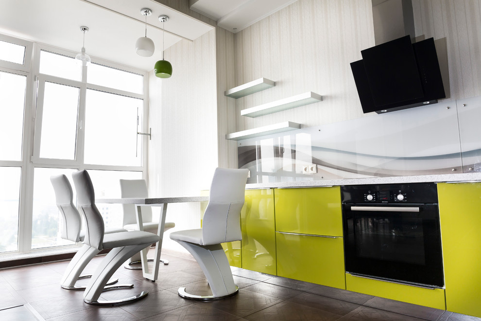 квартира с зеленой кухней