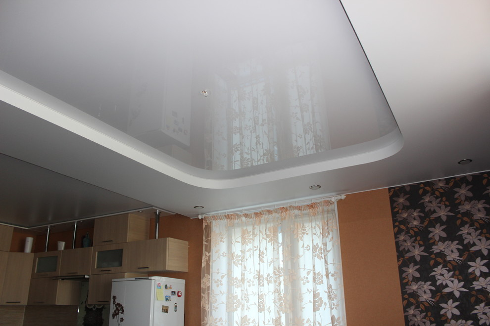 Двухуровневый потолок в небоскребе