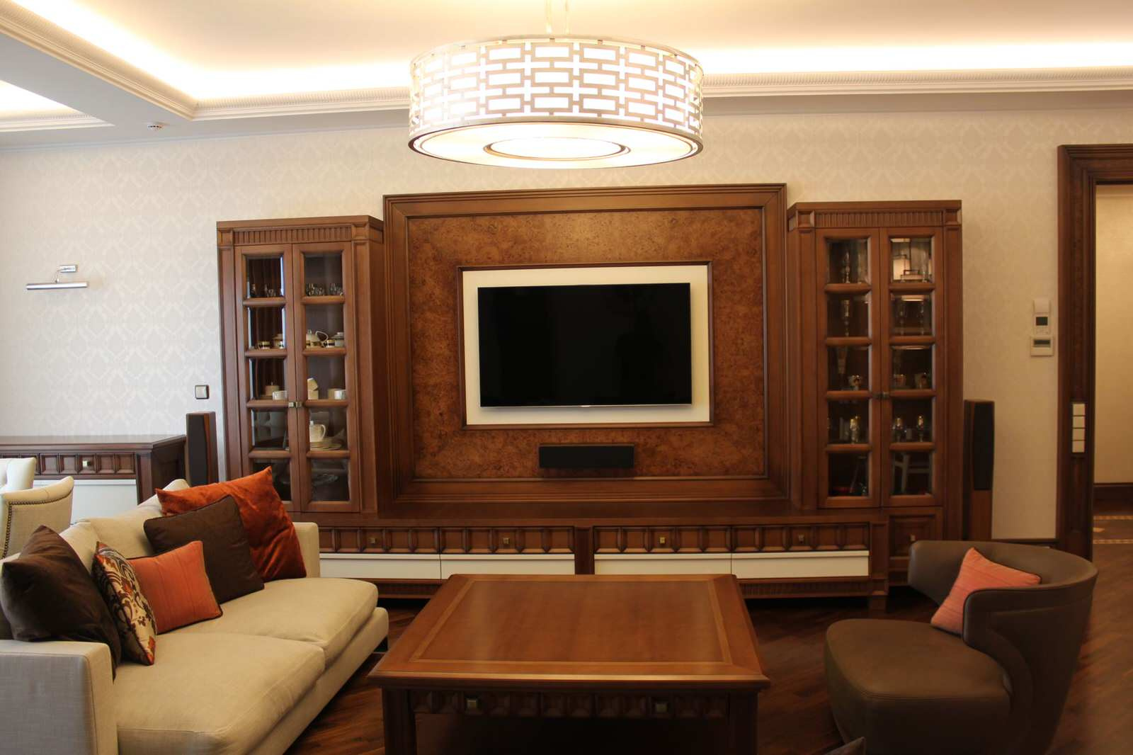 Гостиная - мебельная стенка, изготовленная по эскизам автора проекта