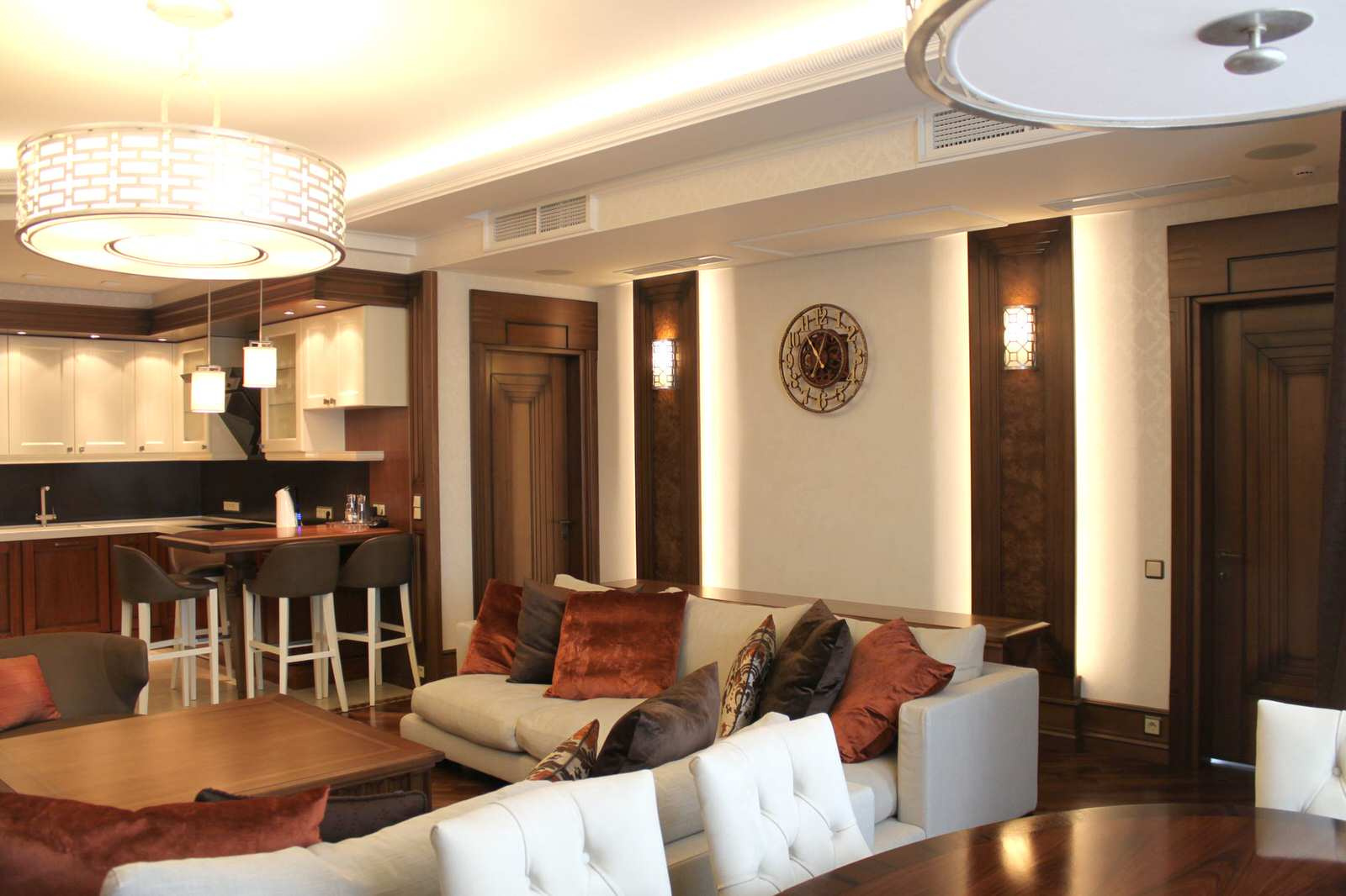 Гостиная - зона прохода в спальню и в кабинет