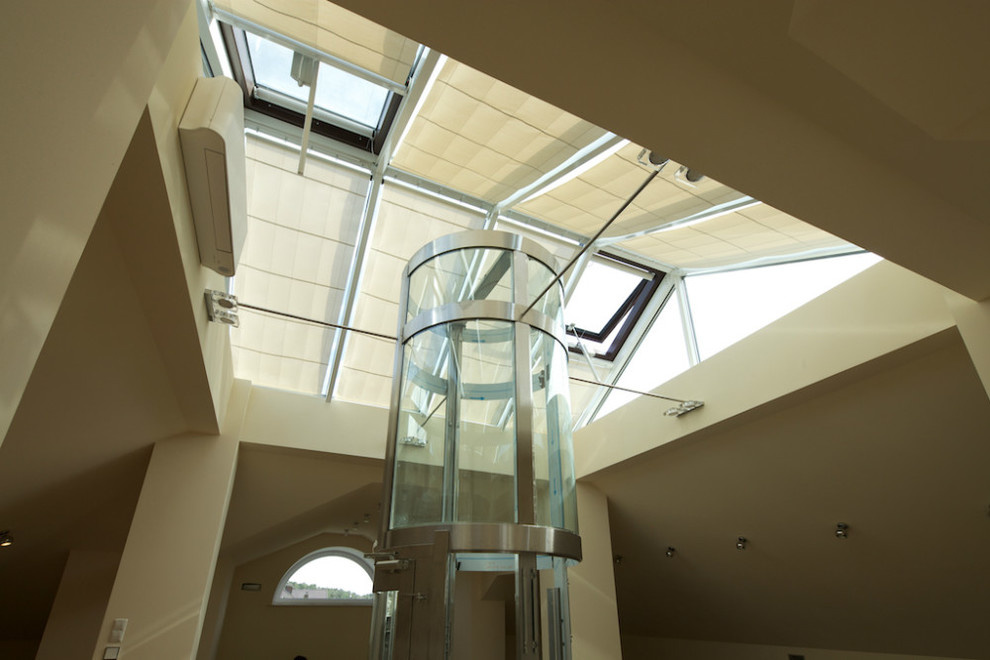 Загородный дом - мансарда, расположение кухни и душевой. Реализованный проект.