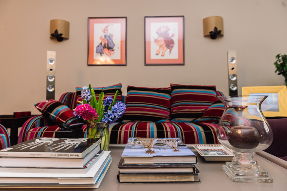 Полосатые бархатные диваны