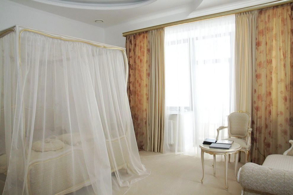 Шторы для спальни с двумя большими окнами.