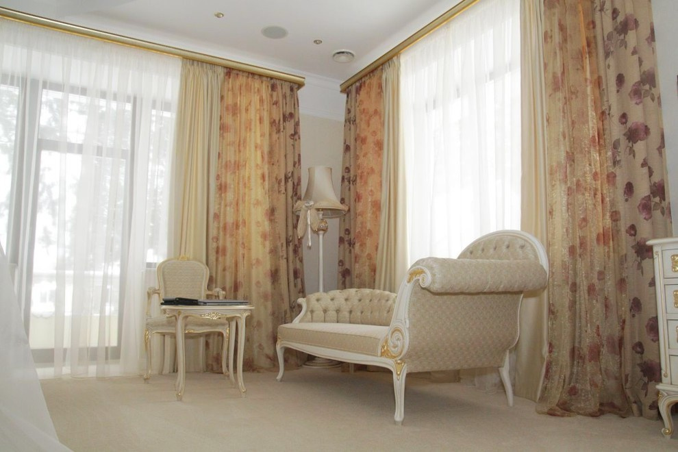 Шторы для спальни с двумя большими окнами.