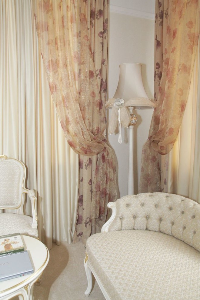 Шторы для спальни с двумя большими окнами.