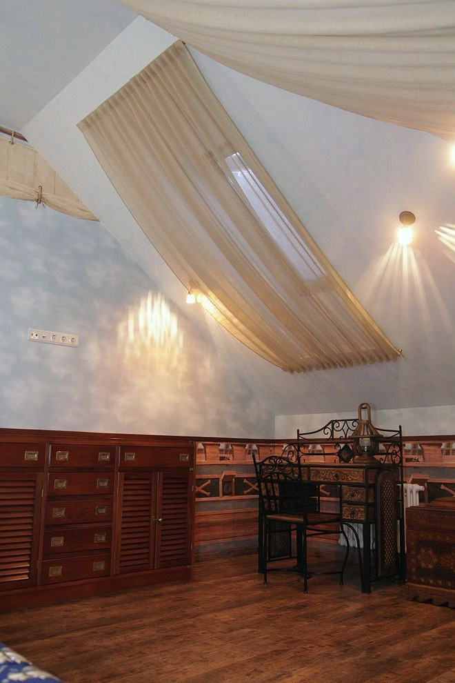 Шторы для мансарды и дизайн детской в морском стиле.