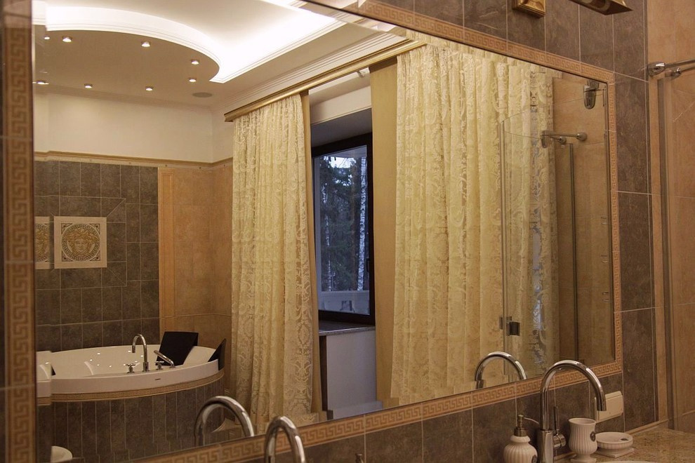 Шторы японские в ванной комнате загородного дома.