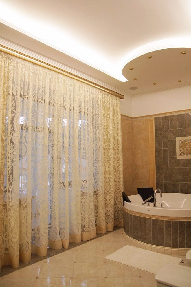 Шторы японские в ванной комнате загородного дома.