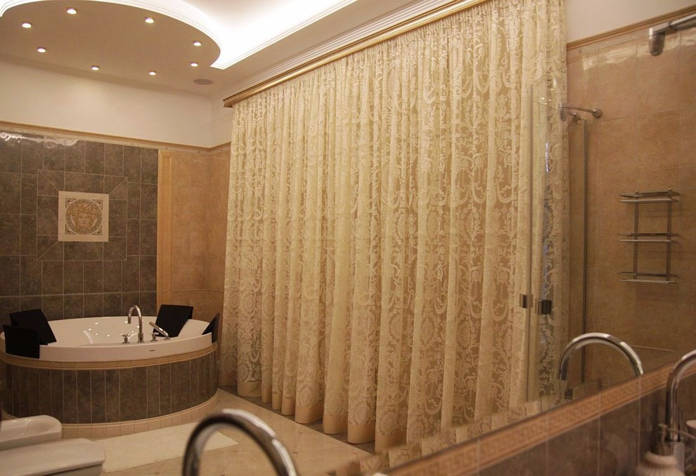 Шторы японские в ванной комнате загородного дома.