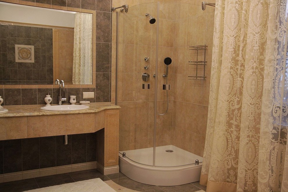 Шторы японские в ванной комнате загородного дома.