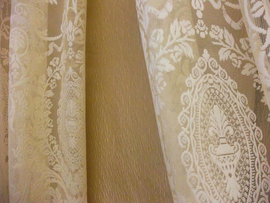 Шторы японские в ванной комнате загородного дома.