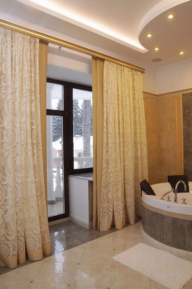 Шторы японские в ванной комнате загородного дома.