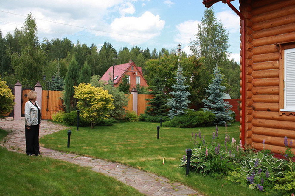 Дорожка из натурального камня и цветник