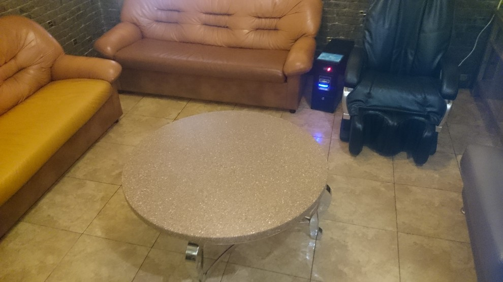 Круглый столик из камня