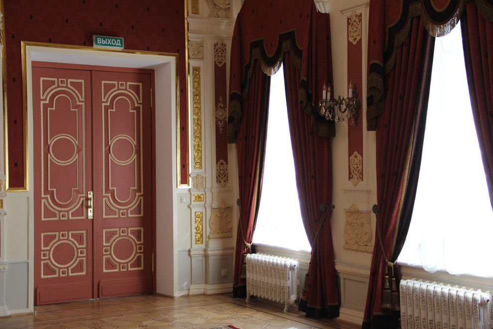 Оформление окон в музейном особняке