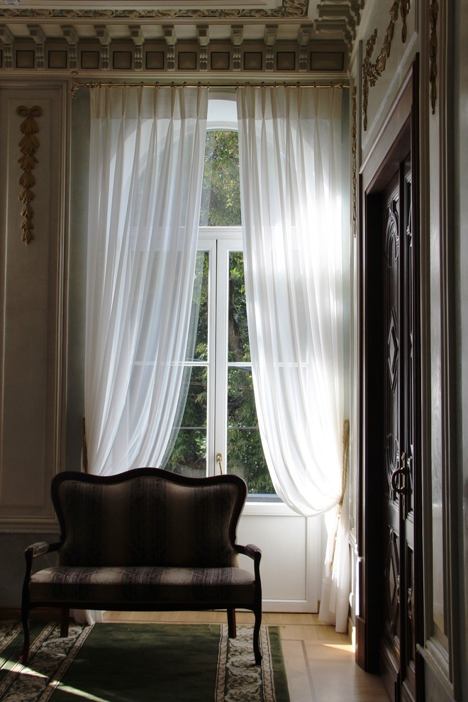 Оформление окон в музейном особняке