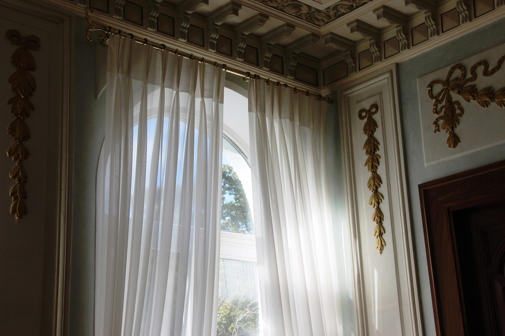 Оформление окон в музейном особняке