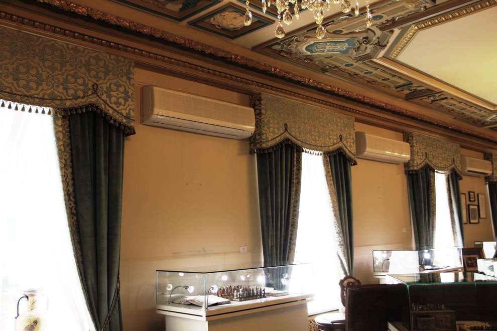 Оформление окон в музейном особняке