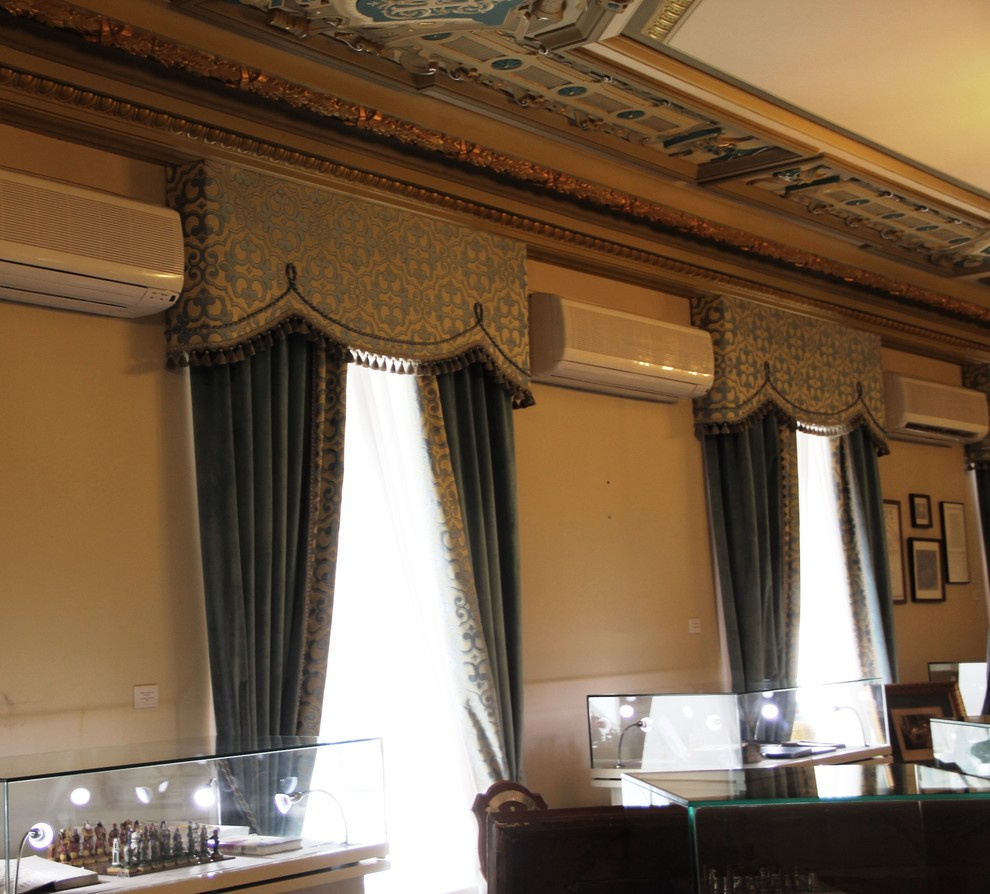 Оформление окон в музейном особняке