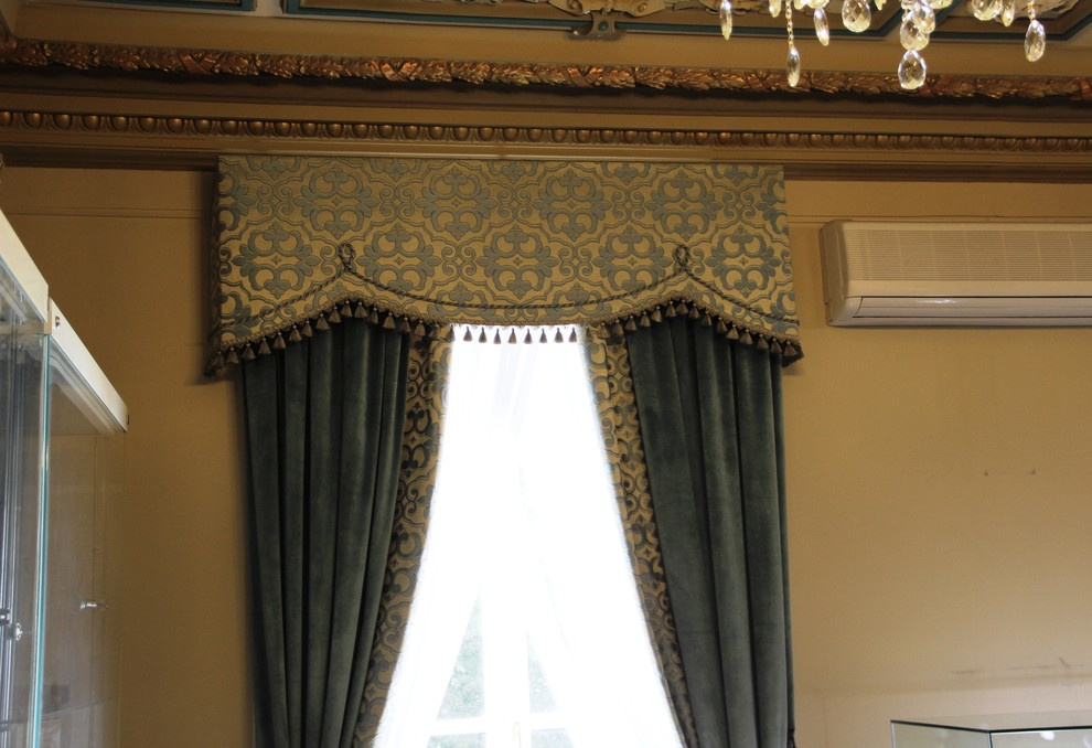 Оформление окон в музейном особняке