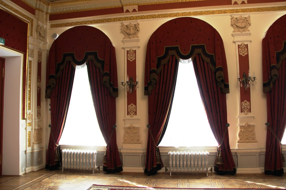 Оформление окон в музейном особняке