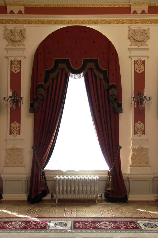 Оформление окон в музейном особняке