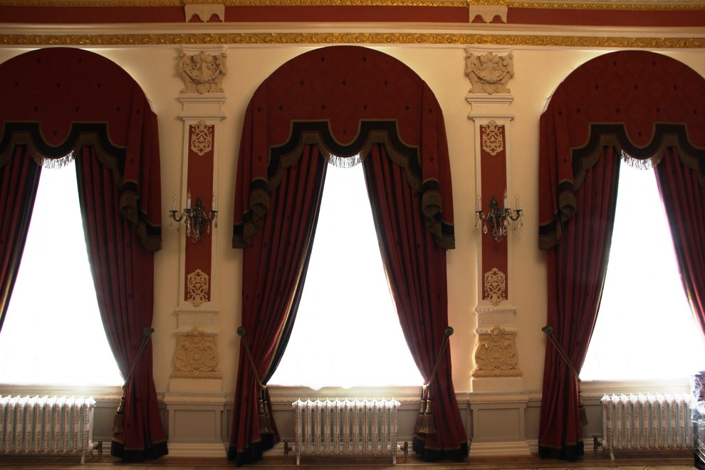 Оформление окон в музейном особняке