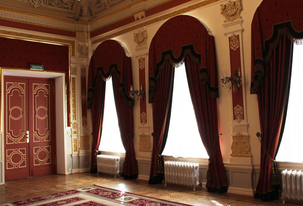 Оформление окон в музейном особняке
