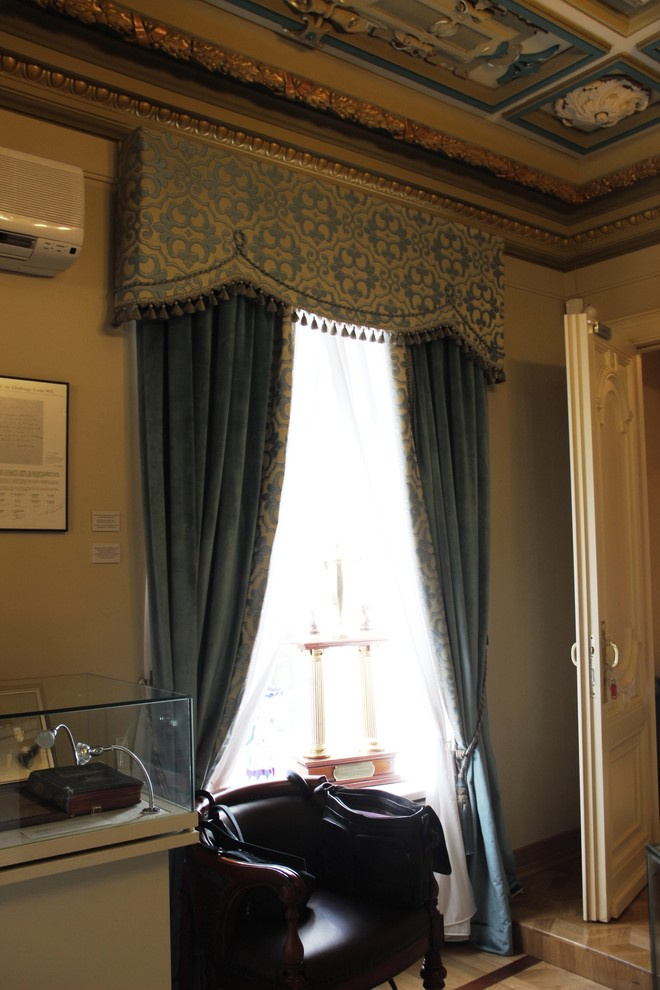 Оформление окон в музейном особняке