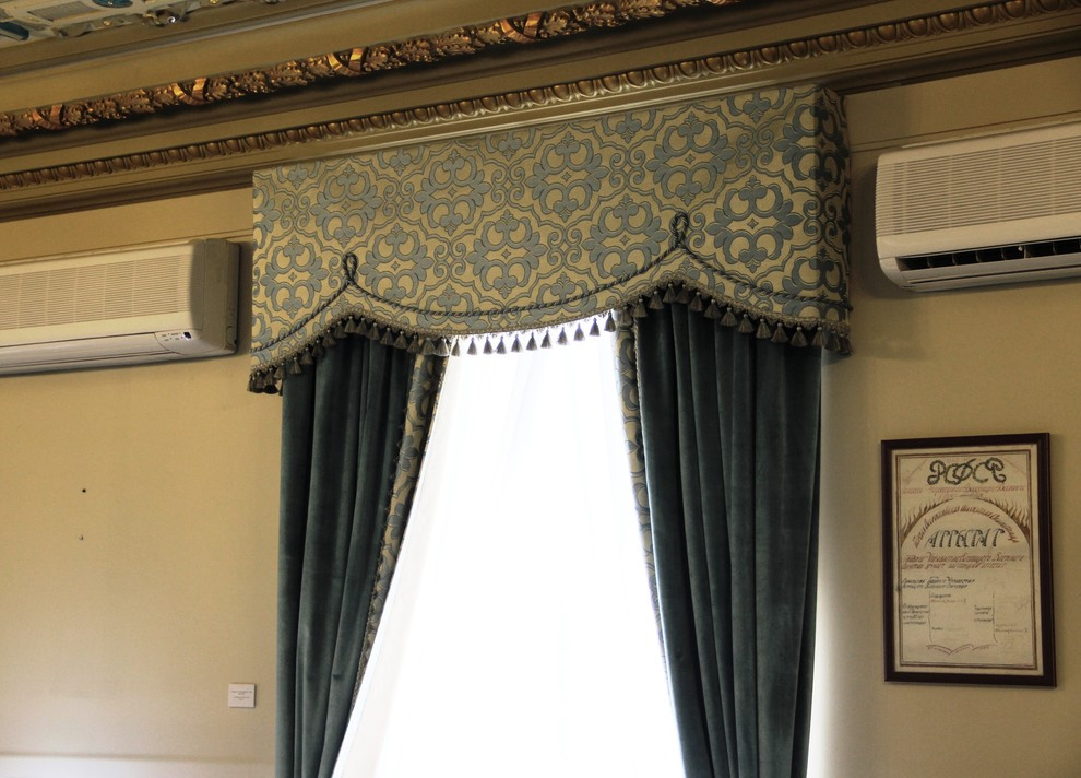 Оформление окон в музейном особняке