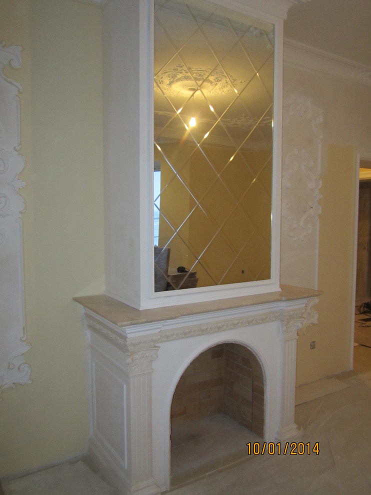 Камин классический с гипсовой лепниной