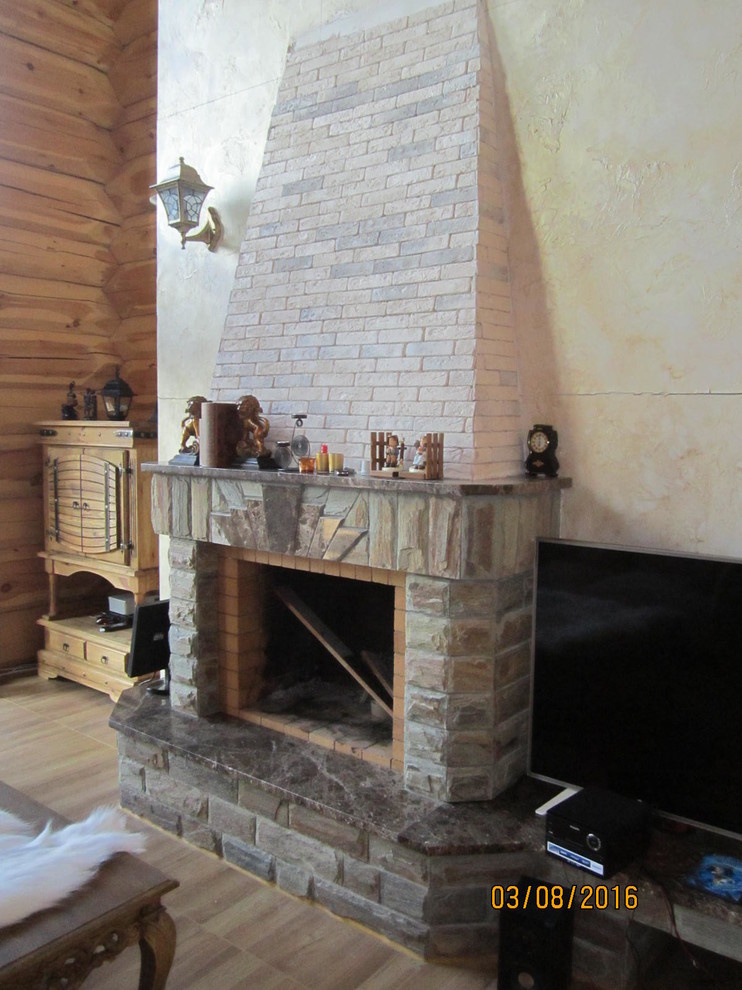 Камин в стиле Кантри с облицовкой камнем