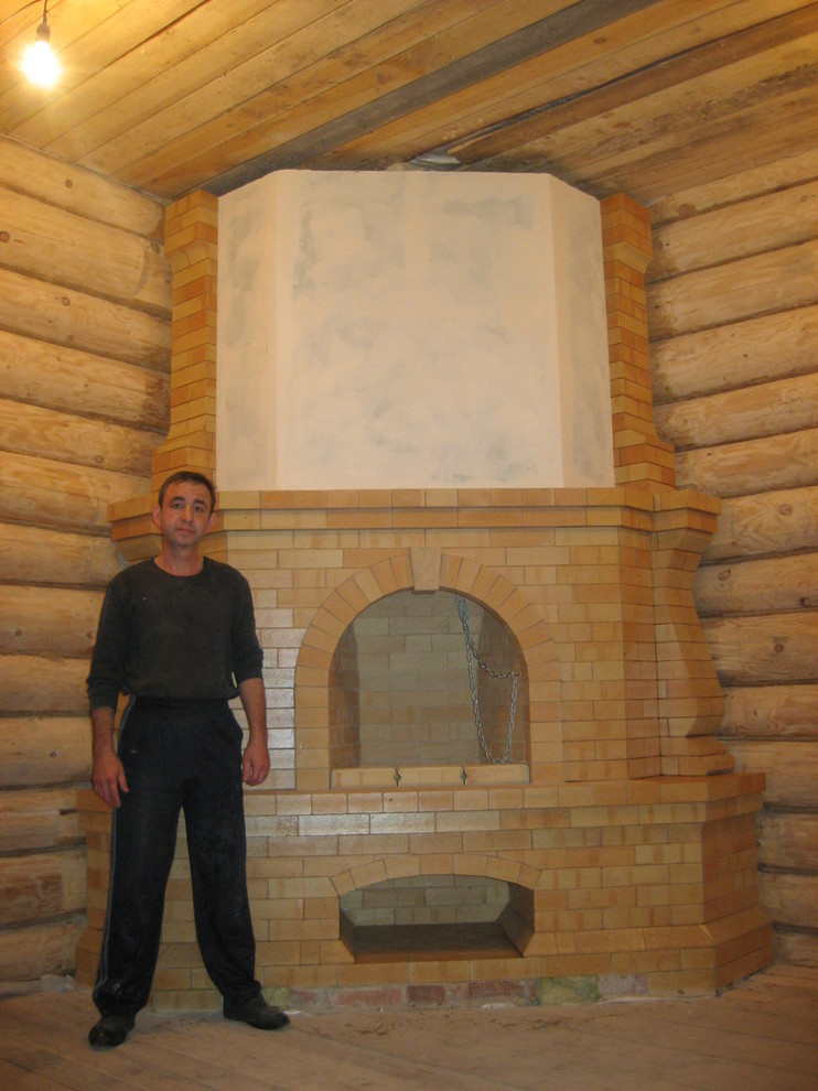 Камин Кантри кирпичный угловой в деревянном доме